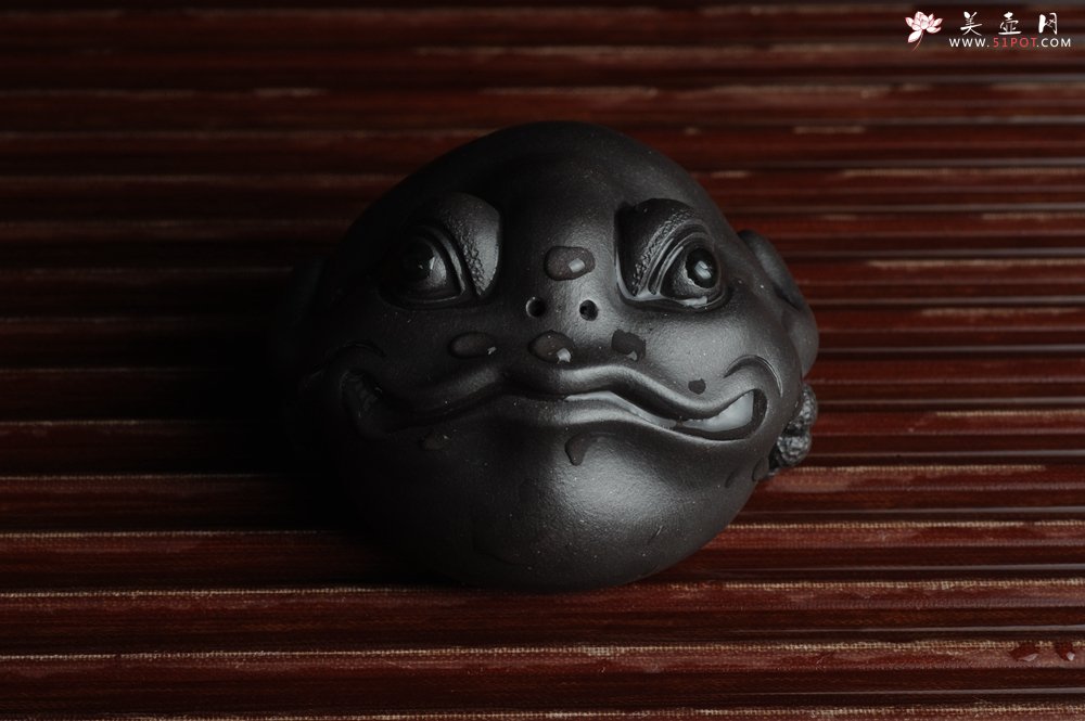 紫砂壶图片：美宠特惠 精工黑泥金蟾茶宠 招财 茶盘尤物 - 宜兴紫砂壶网