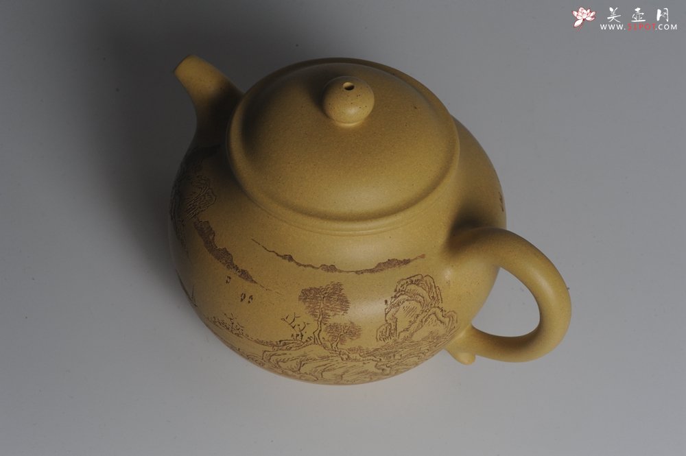 紫砂壶图片：美壶特惠 精工本山段山水莲子壶 端庄秀雅 人品若山极崇峻 情怀与水同清幽 - 宜兴紫砂壶网