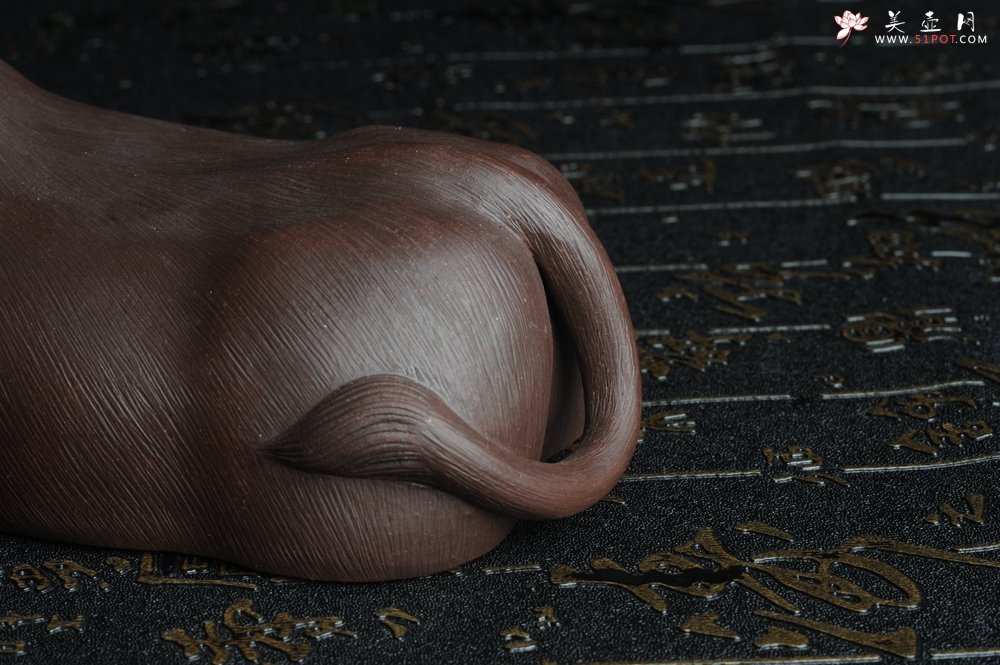 紫砂壶图片：美宠特惠 精品大黑牛茶宠 卧牛 长27cm牛身最宽度9cm - 宜兴紫砂壶网