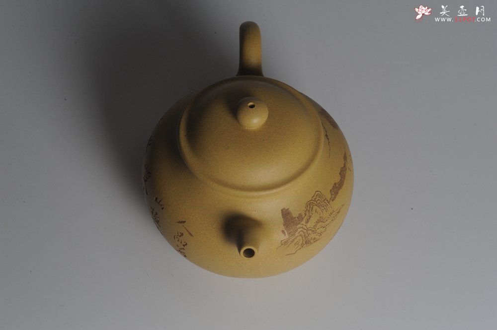 紫砂壶图片：美壶特惠 精工本山段山水莲子壶 端庄秀雅 人品若山极崇峻 情怀与水同清幽 - 宜兴紫砂壶网