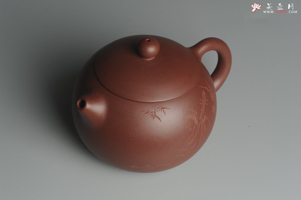 紫砂壶图片：美壶福利特惠 精工西施 抚琴图 琴韵泉声 饱满圆润 - 宜兴紫砂壶网