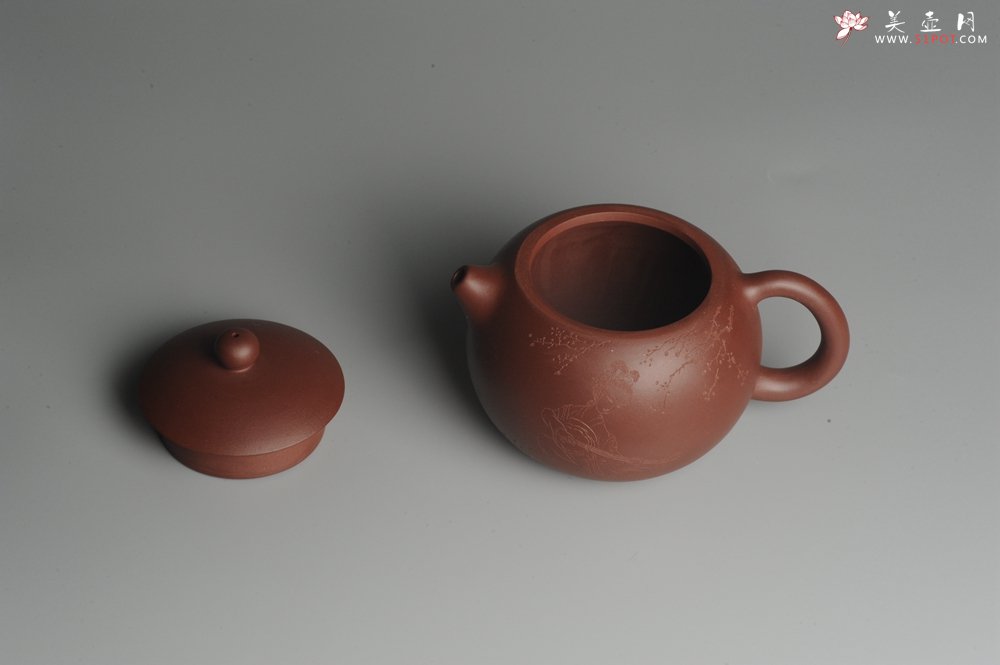 紫砂壶图片：美壶福利特惠 精工西施 饱满圆润 子木装饰抚琴图 - 宜兴紫砂壶网