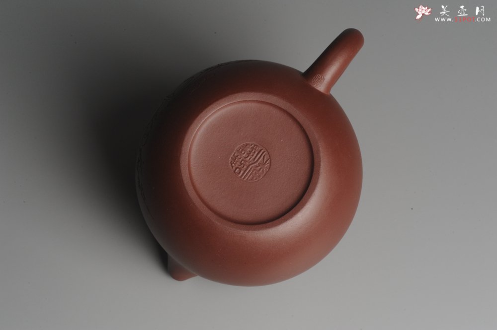 紫砂壶图片：美壶福利特惠 精工西施 抚琴图 琴韵泉声 饱满圆润 - 宜兴紫砂壶网