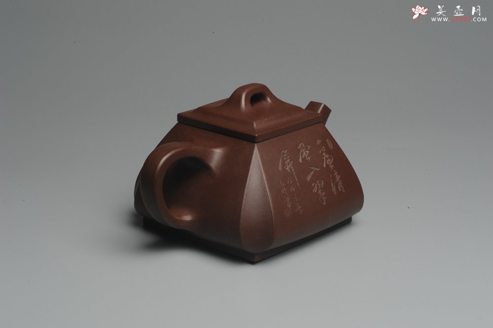 紫砂壶图片：美壶特惠 用心之作 进步之作 细节到位 做工精良 方健老师精心装饰山水抽角石瓢 只为看得见的朋友精工 - 宜兴紫砂壶网