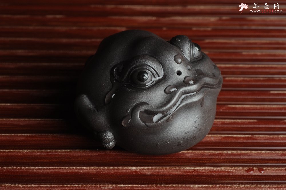紫砂壶图片：美宠特惠 精工黑泥金蟾茶宠 招财 茶盘尤物 - 宜兴紫砂壶网