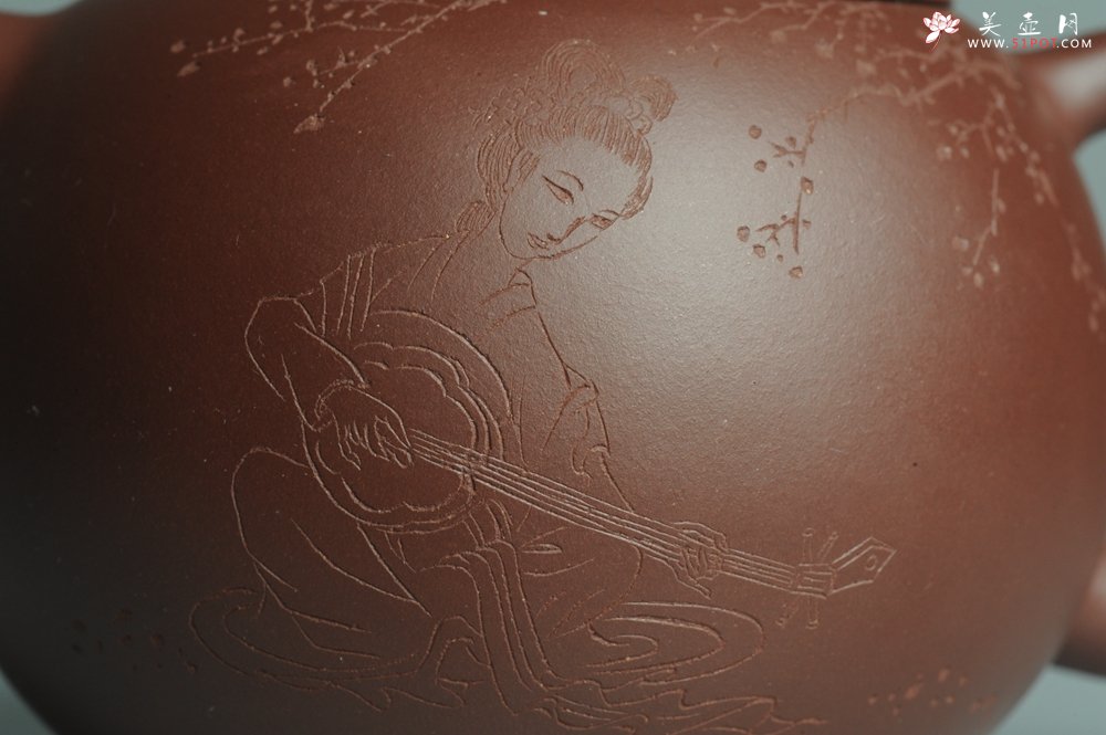 紫砂壶图片：美壶福利特惠 精工西施 饱满圆润 子木装饰抚琴图 - 宜兴紫砂壶网