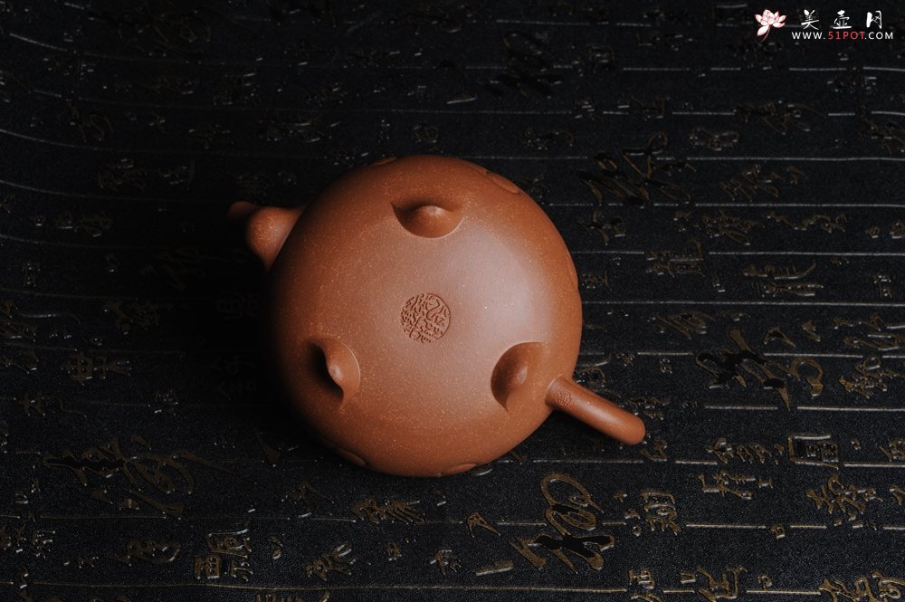 紫砂壶图片：美壶特惠 原创三足如意壶 嵌盖难度大 油润降坡泥 做工超精致 - 宜兴紫砂壶网