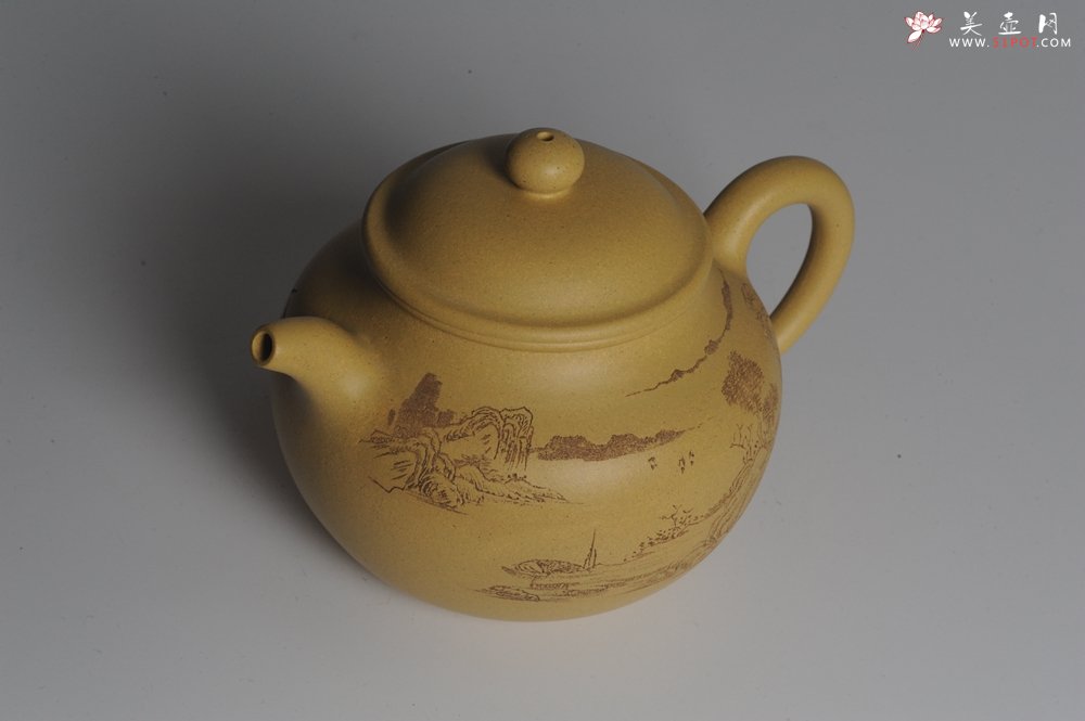 紫砂壶图片：美壶特惠 精工本山段山水莲子壶 端庄秀雅 人品若山极崇峻 情怀与水同清幽 - 宜兴紫砂壶网