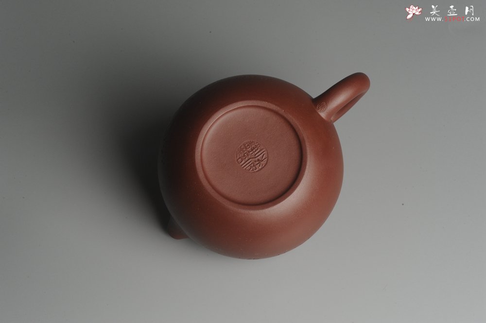 紫砂壶图片：美壶福利特惠 精工西施 饱满圆润 子木装饰抚琴图 - 宜兴紫砂壶网