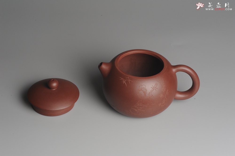 紫砂壶图片：美壶福利特惠 精工西施 抚琴图 琴韵泉声 饱满圆润 - 宜兴紫砂壶网