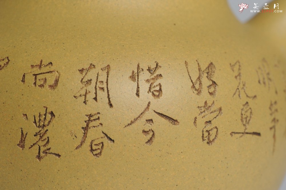 紫砂壶图片：美壶特惠 灰常好的本山段精工山水莲子壶 端庄秀雅 莫待明年花更好 当惜今朝春正浓 - 宜兴紫砂壶网