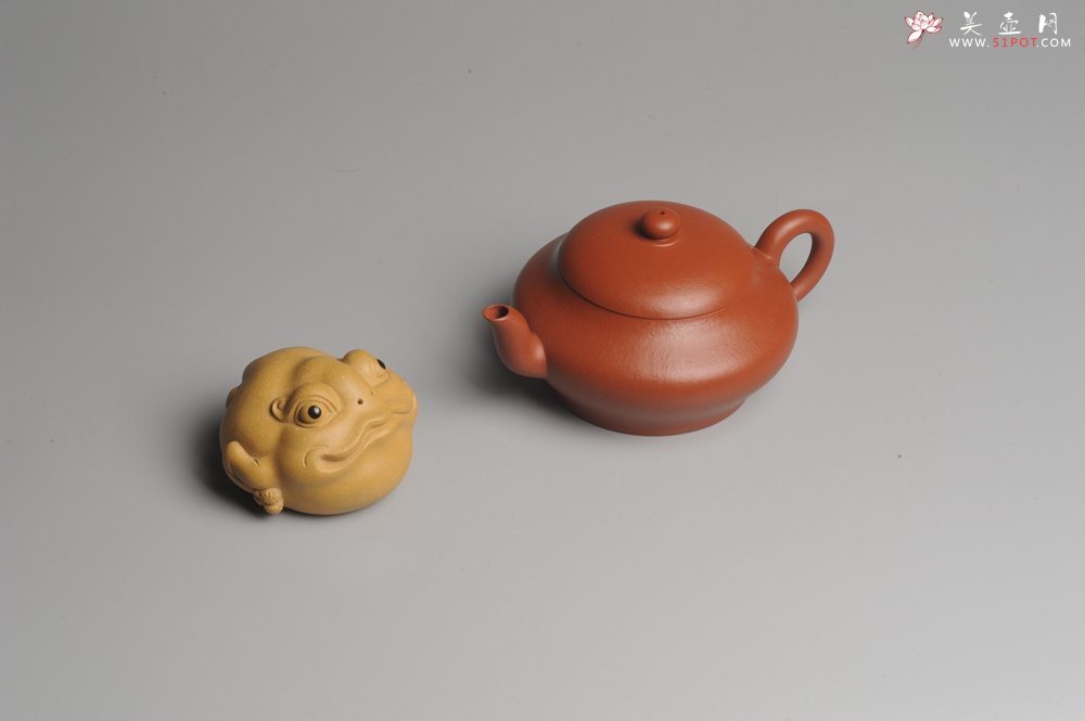 紫砂壶图片：小煤窑朱泥 全手工扁灯壶 端庄秀雅 - 宜兴紫砂壶网