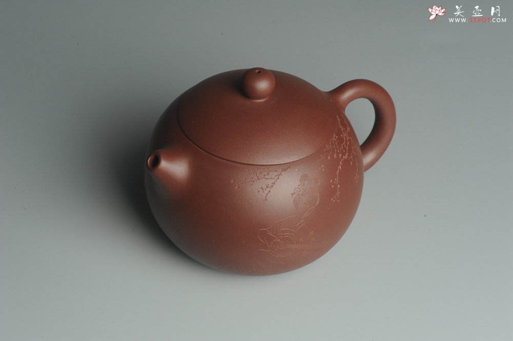 紫砂壶图片：美壶福利特惠 精工西施 饱满圆润 子木装饰抚琴图 - 宜兴紫砂壶网