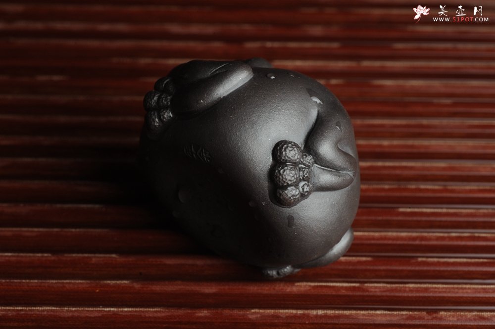 紫砂壶图片：美宠特惠 精工黑泥金蟾茶宠 招财 茶盘尤物 - 宜兴紫砂壶网