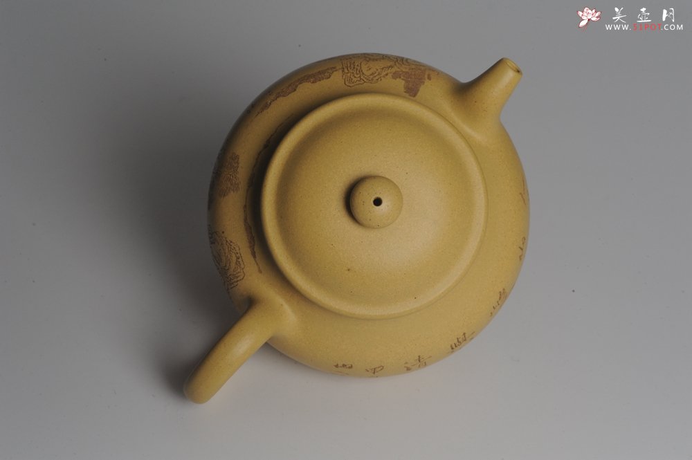 紫砂壶图片：美壶特惠 精工本山段山水莲子壶 端庄秀雅 人品若山极崇峻 情怀与水同清幽 - 宜兴紫砂壶网