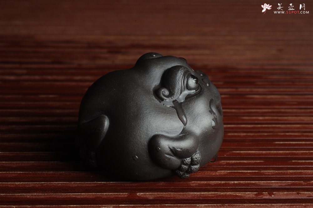 紫砂壶图片：美宠特惠 精工黑泥金蟾茶宠 招财 茶盘尤物 - 宜兴紫砂壶网