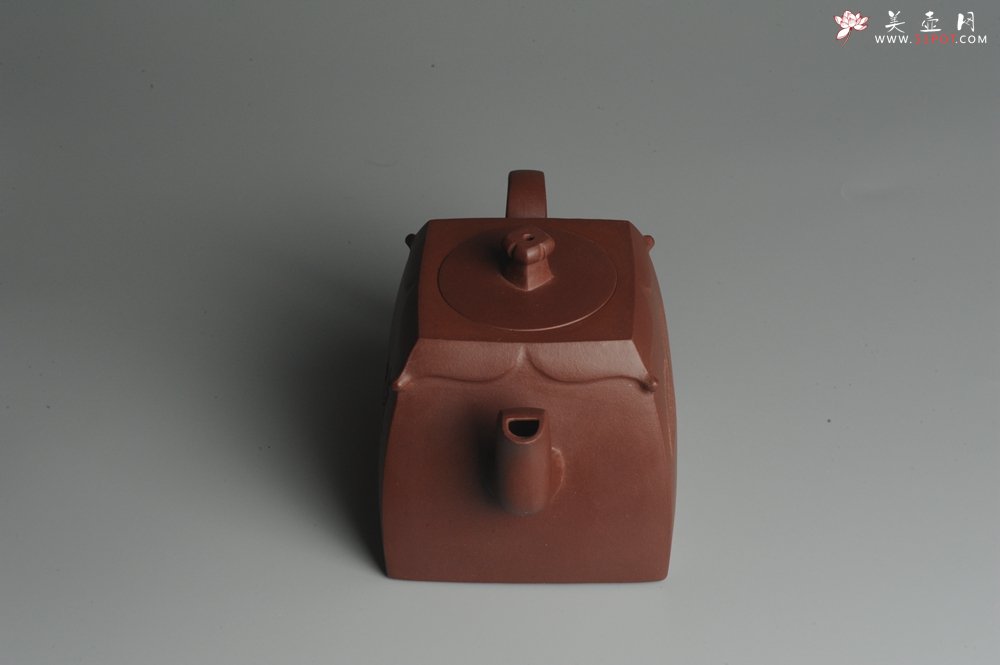 紫砂壶图片：美壶特惠 助工俞霞即兴装饰汉瓦 四方圆口壶 做工精致 - 宜兴紫砂壶网