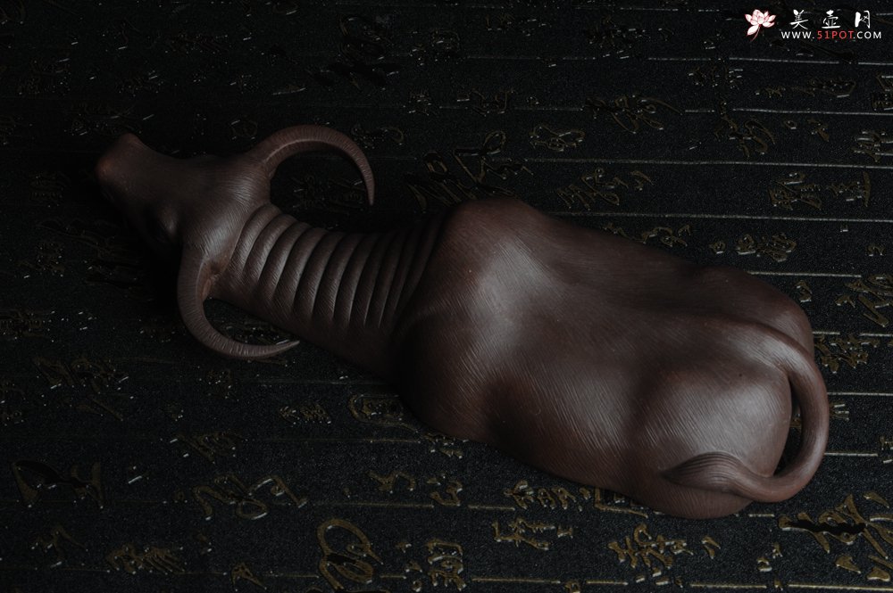 紫砂壶图片：美宠特惠 精品大黑牛茶宠 卧牛 长27cm牛身最宽度9cm - 宜兴紫砂壶网