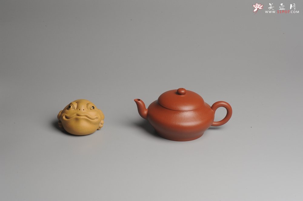紫砂壶图片：小煤窑朱泥 全手工扁灯壶 端庄秀雅 - 宜兴紫砂壶网