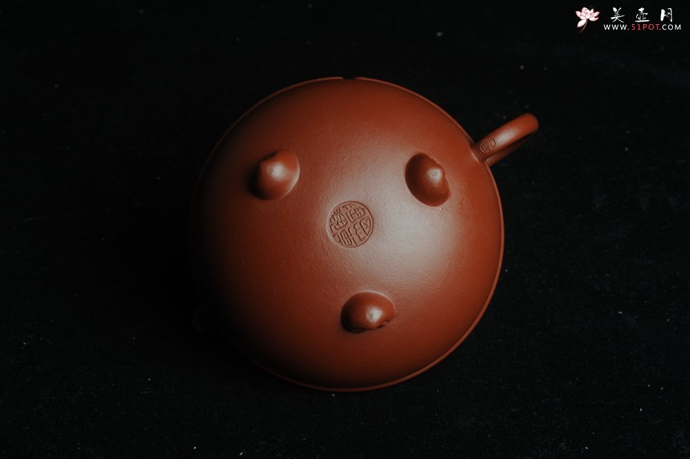 紫砂壶图片：美壶特惠 优质大红袍朱泥 做工精致三足束带一生所爱壶 茶人醉爱 - 宜兴紫砂壶网