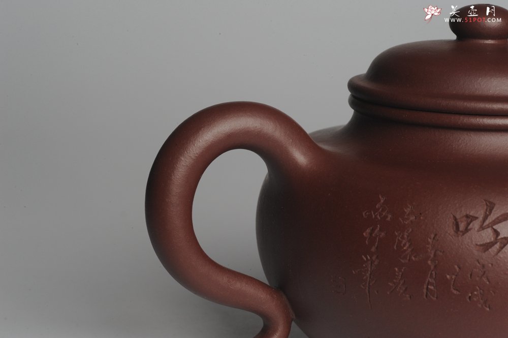 紫砂壶图片：强强联合 实力派杨老师全手工大亨莲子 方健老师即兴装饰 一甄清气半静吟 古韵悠悠 气势非凡 深得老味 - 宜兴紫砂壶网