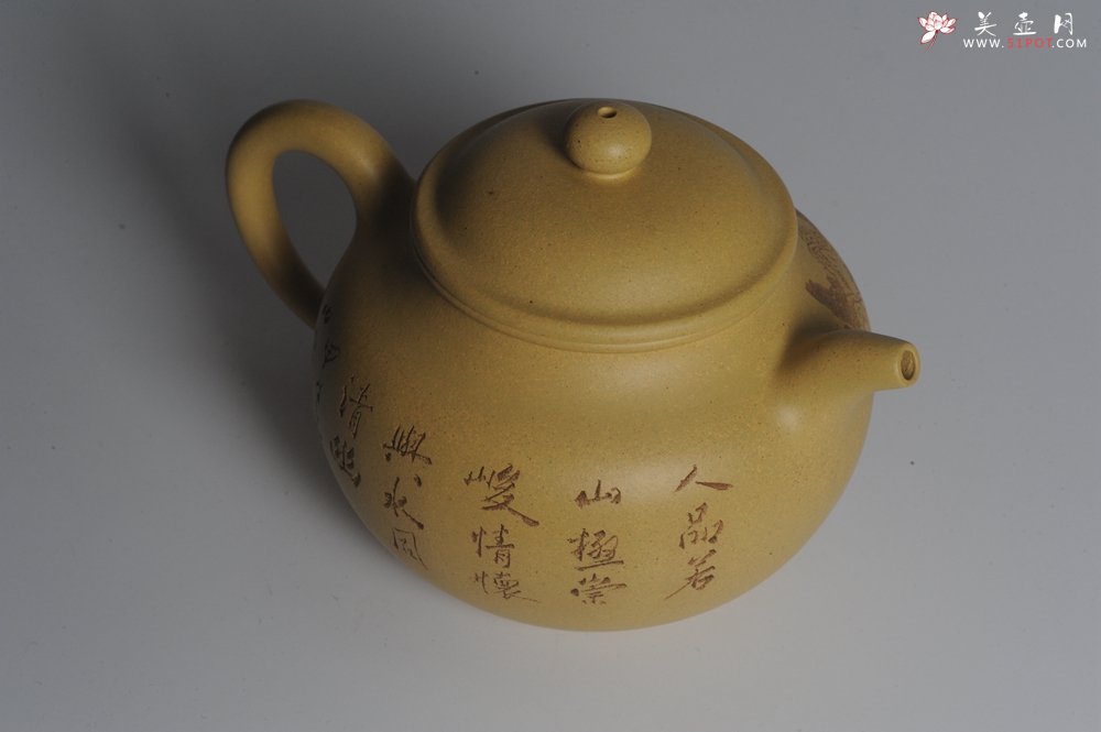 紫砂壶图片：美壶特惠 精工本山段山水莲子壶 端庄秀雅 人品若山极崇峻 情怀与水同清幽 - 宜兴紫砂壶网