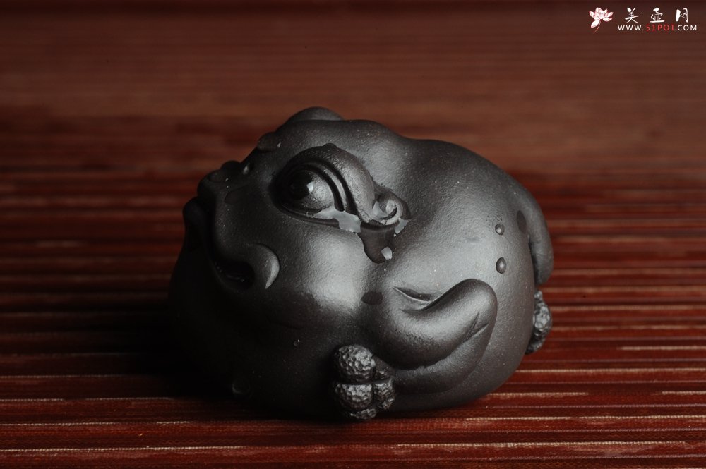 紫砂壶图片：美宠特惠 精工黑泥金蟾茶宠 招财 茶盘尤物 - 宜兴紫砂壶网