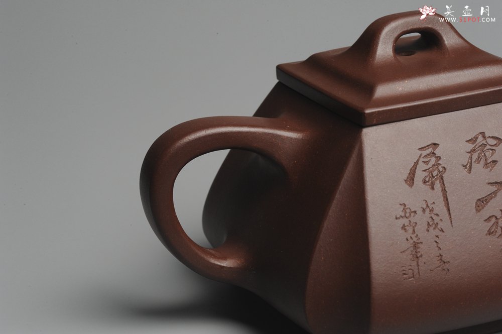 紫砂壶图片：美壶特惠 用心之作 进步之作 细节到位 做工精良 方健老师精心装饰山水抽角石瓢 只为看得见的朋友精工 - 宜兴紫砂壶网