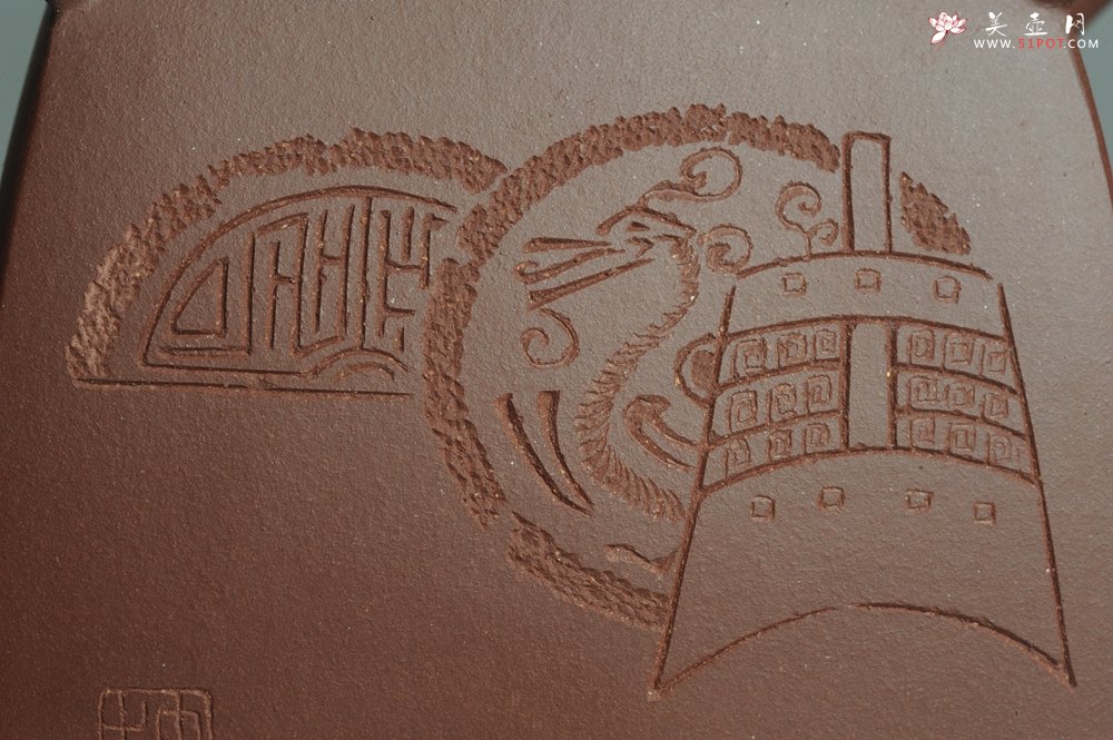 紫砂壶图片：美壶特惠 助工俞霞即兴装饰汉瓦 四方圆口壶 做工精致 - 宜兴紫砂壶网