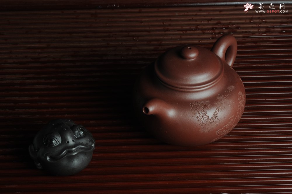 紫砂壶图片：强强联合 实力派杨老师全手工大亨莲子 方健老师即兴装饰 一甄清气半静吟 古韵悠悠 气势非凡 深得老味 - 宜兴紫砂壶网
