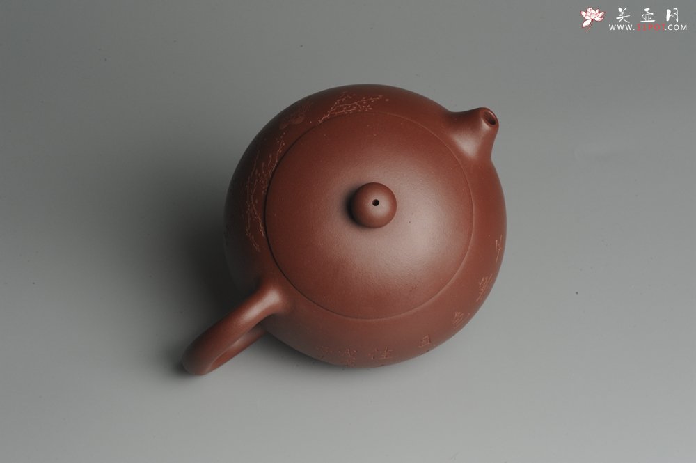 紫砂壶图片：美壶福利特惠 精工西施 饱满圆润 子木装饰抚琴图 - 宜兴紫砂壶网