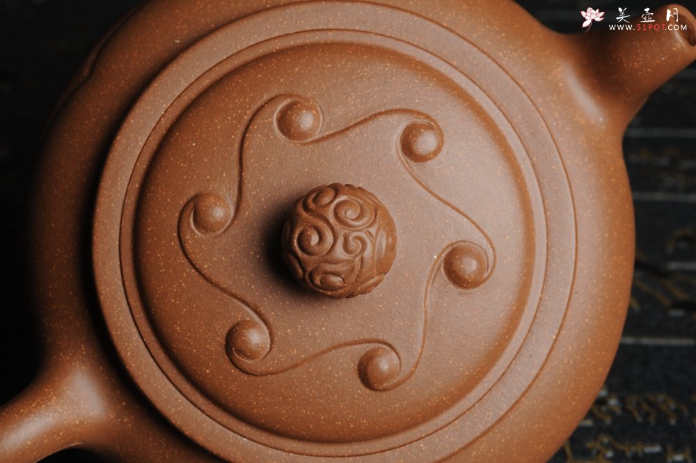 紫砂壶图片：美壶特惠 原创三足如意壶 嵌盖难度大 油润降坡泥 做工超精致 - 宜兴紫砂壶网