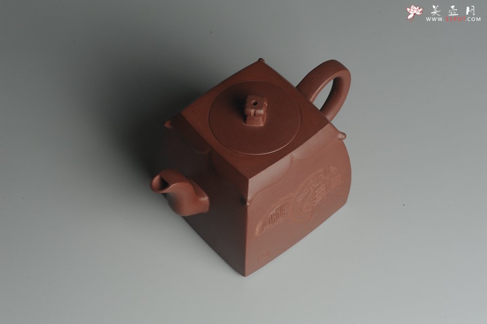 紫砂壶图片：美壶特惠 助工俞霞即兴装饰汉瓦 四方圆口壶 做工精致 - 宜兴紫砂壶网