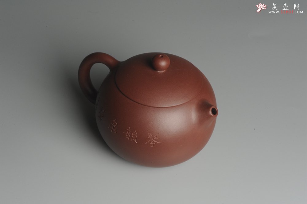 紫砂壶图片：美壶福利特惠 精工西施 抚琴图 琴韵泉声 饱满圆润 - 宜兴紫砂壶网