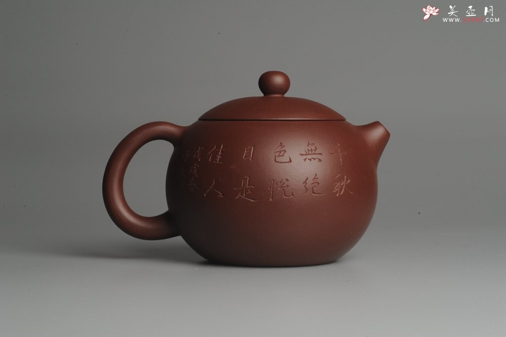 紫砂壶图片：美壶福利特惠 精工西施 饱满圆润 子木装饰抚琴图 - 宜兴紫砂壶网