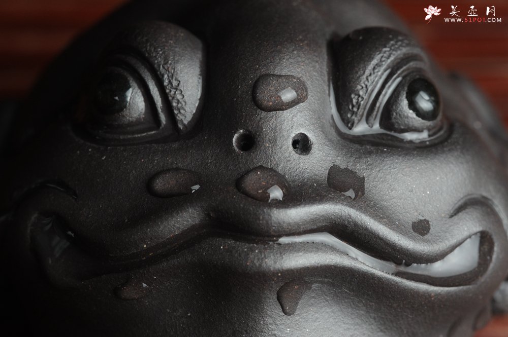 紫砂壶图片：美宠特惠 精工黑泥金蟾茶宠 招财 茶盘尤物 - 宜兴紫砂壶网