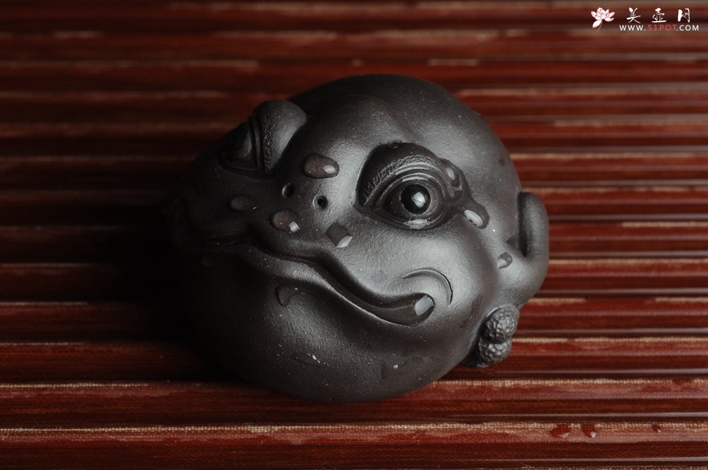 紫砂壶图片：美宠特惠 精工黑泥金蟾茶宠 招财 茶盘尤物 - 宜兴紫砂壶网