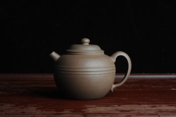 紫砂壶图片：美壶特惠 精致老段泥腰线巨轮 炮管直流 杀茶力器 茶人醉爱 - 宜兴紫砂壶网