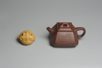 紫砂壶图片：美壶特惠 用心之作 进步之作 细节到位 做工精良 方健老师精心装饰山水抽角石瓢 只为看得见的朋友精工 - 宜兴紫砂壶网