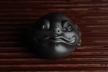 紫砂壶图片：美宠特惠 精工黑泥金蟾茶宠 招财 茶盘尤物 - 宜兴紫砂壶网