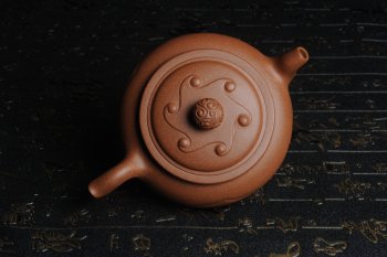 紫砂壶图片：美壶特惠 原创三足如意壶 嵌盖难度大 油润降坡泥 做工超精致 - 宜兴紫砂壶网