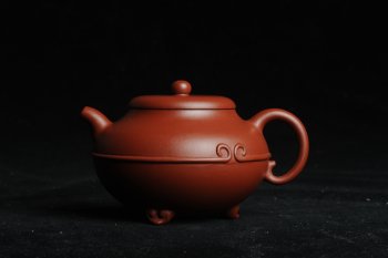 紫砂壶图片：美壶特惠 优质大红袍朱泥 做工精致三足束带一生所爱壶 茶人醉爱 - 宜兴紫砂壶网