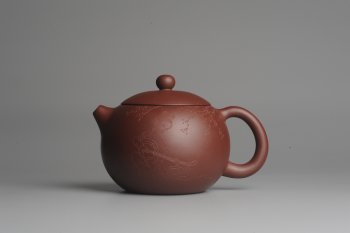 紫砂壶图片：美壶福利特惠 精工西施 饱满圆润 子木装饰抚琴图 - 宜兴紫砂壶网