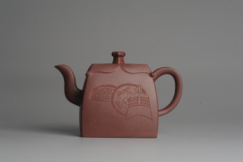 紫砂壶图片：美壶特惠 助工俞霞即兴装饰汉瓦 四方圆口壶 做工精致 - 宜兴紫砂壶网