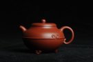紫砂壶图片：美壶特惠 优质大红袍朱泥 做工精致三足束带一生所爱壶 茶人醉爱 - 宜兴紫砂壶网