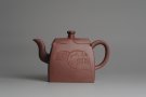 紫砂壶图片：美壶特惠 助工俞霞即兴装饰汉瓦 四方圆口壶 做工精致 - 宜兴紫砂壶网