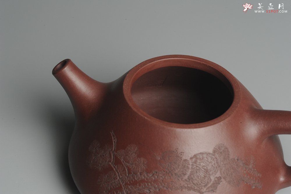 紫砂壶图片：油润底曹青 全手工精品子冶石瓢 骨肉匀挺 子陶精刻松鼠 - 宜兴紫砂壶网