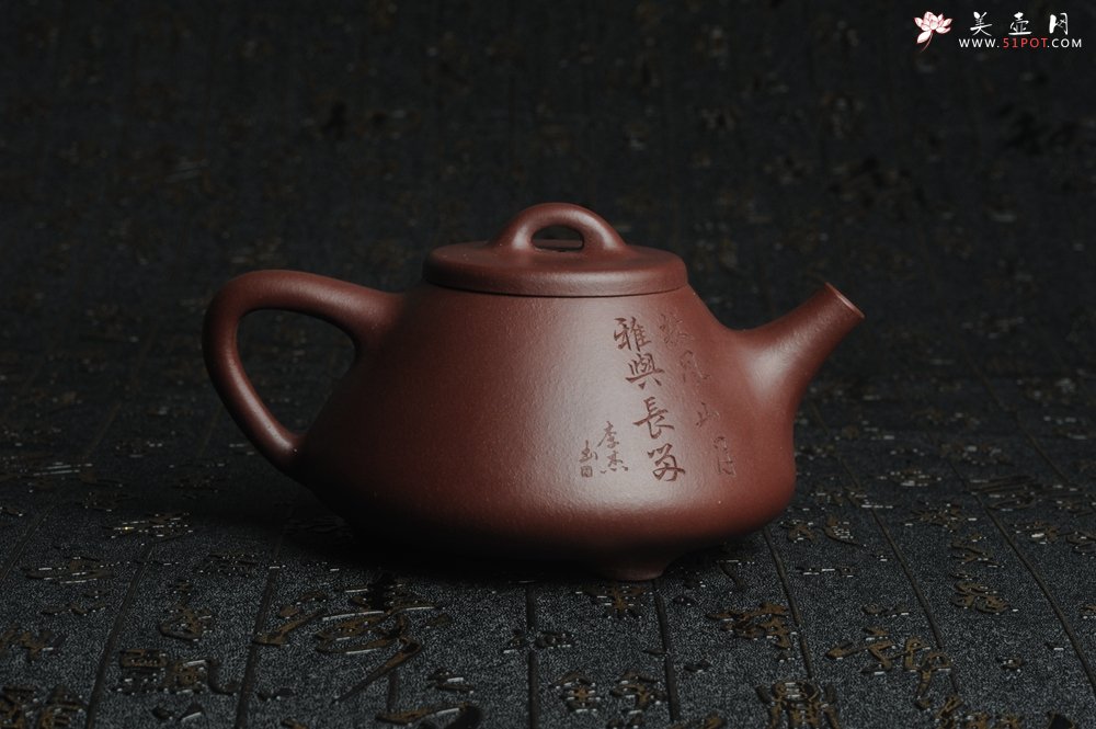 紫砂壶图片：油润底曹青 全手工精品老子冶石瓢 骨肉匀挺 清茗堂助工文气装饰山水 - 宜兴紫砂壶网