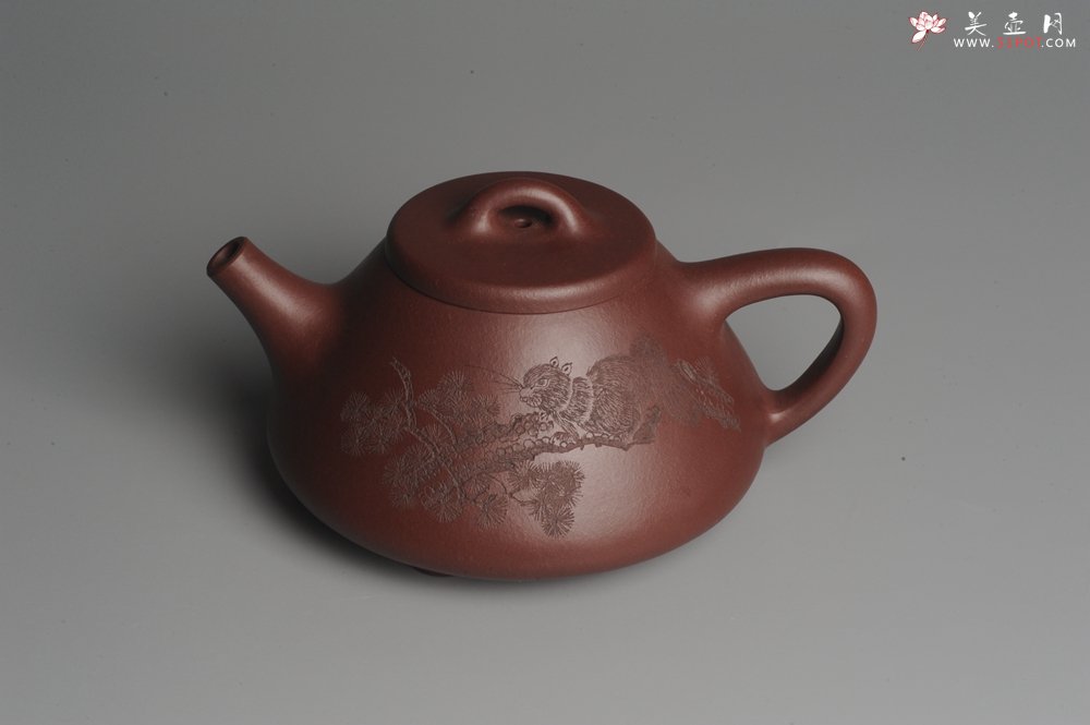 紫砂壶图片：油润底曹青 全手工精品子冶石瓢 骨肉匀挺 子陶精刻松鼠 - 宜兴紫砂壶网