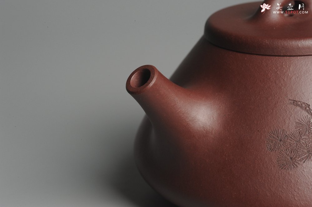 紫砂壶图片：油润底曹青 全手工精品子冶石瓢 骨肉匀挺 子陶精刻松鼠 - 宜兴紫砂壶网